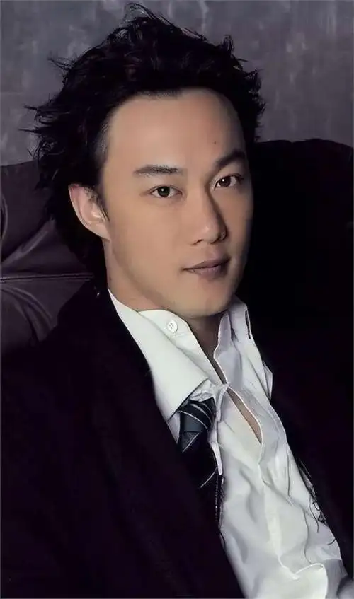 看到陈奕迅被缝30多针亮相,我才终于明白,他的人生有这么夸张!