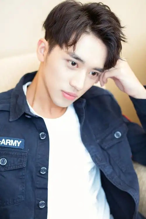 许魏洲 新闻 许魏洲: 眼神里散发着炙热的少年 带