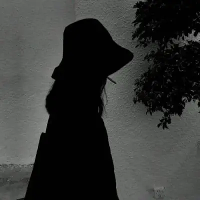 黑白女生背影侧脸头像 高冷侧面伤感女头像