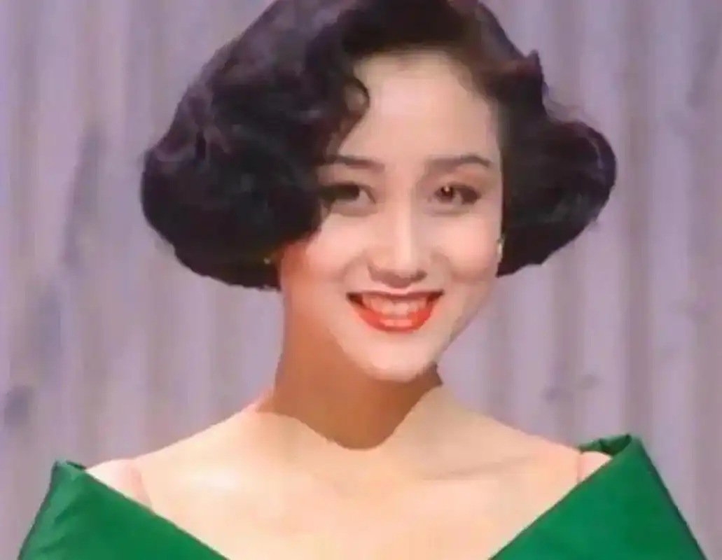 利智是一位中国女演员,她在上世纪90年代以短发造型示人,并因其干练