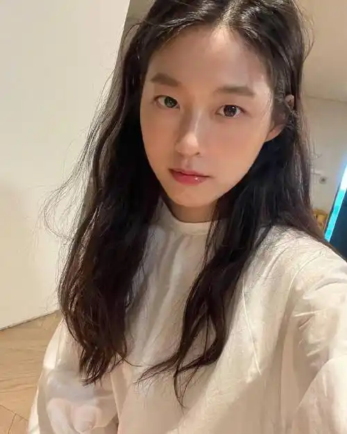 27岁韩国女星金雪炫的素颜自拍没有美颜的自然之美