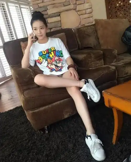 王维维不像大多数年轻演员喜欢在社交平台晒物质生活,她的朋友圈一年