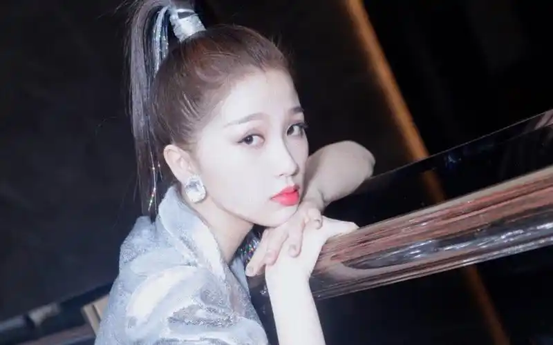 虞书欣时尚写真图片桌面壁纸_虞书欣电脑壁纸图片_三千图片网