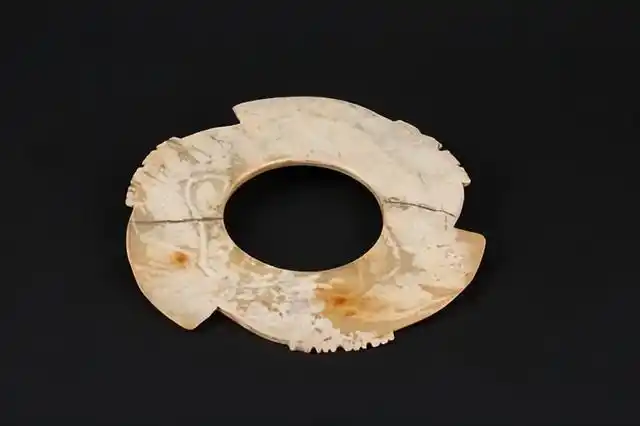 龙山文化玉器比大汶口文化玉器有了较大的发展,出现了许多艺术水平极