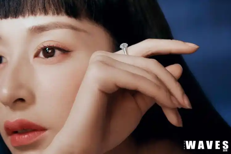 实力演员颖儿佩戴铂金首饰拍摄时尚大片 时光荏苒 永葆初心