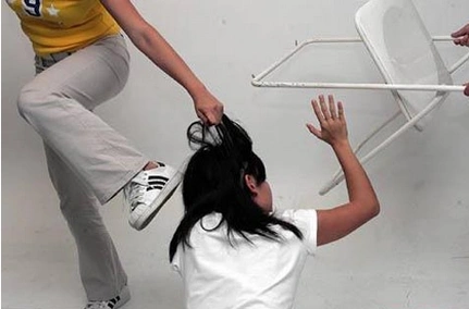 初中生被30多人轮扇耳光 打人者:告诉她啥叫黑社会