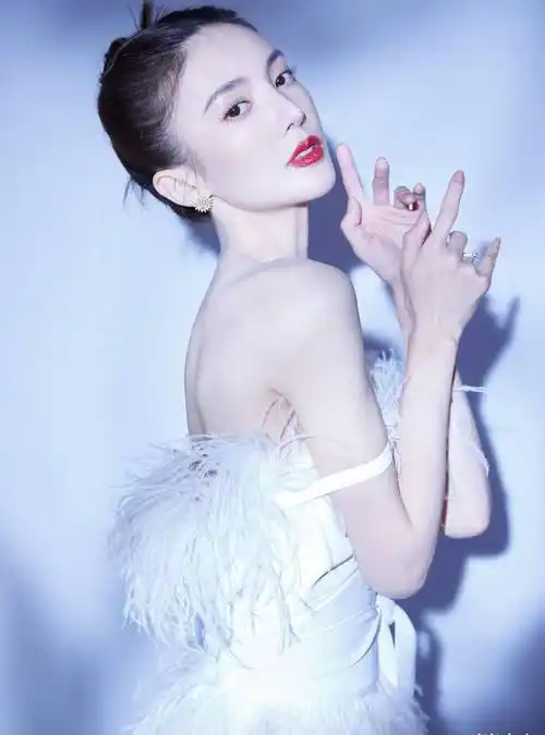 金晨参加活动玩"锁骨杀",身着露肩不规则晚礼裙,优雅尽显迷人魅力