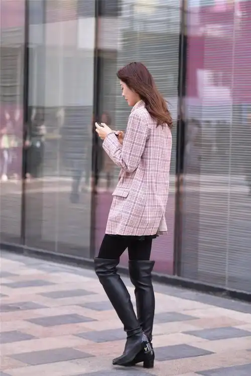 打底裤搭配黑色过膝皮靴,穿出苗条身姿,演绎深秋时尚风_手机搜狐网