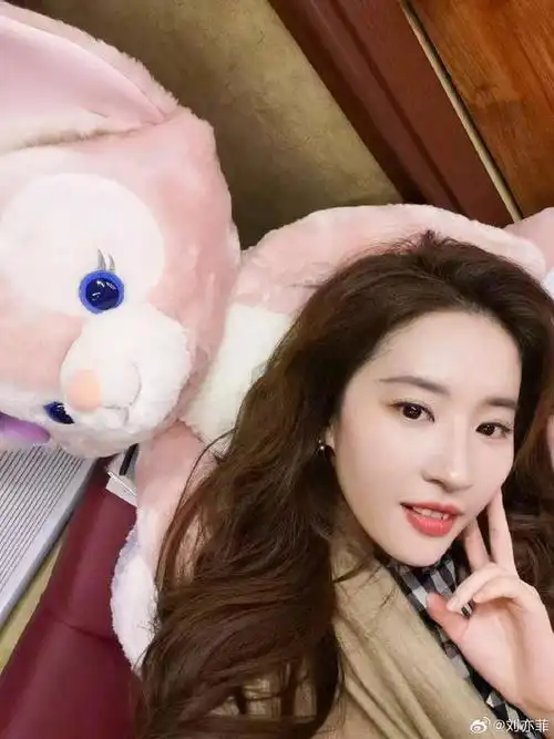 刘亦菲晒36岁生日现场照,被鲜花玩偶簇拥,嘟嘴卖萌开心似少女