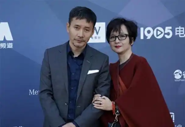 江珊携二婚老公秀恩爱田小洁穿西装男人味爆棚颜值不输高曙光