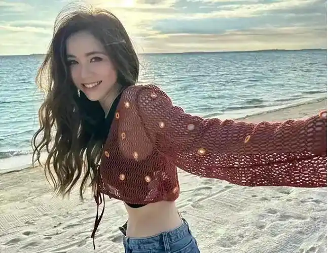 邓紫棋自信释放天性,半露肚皮尽显女性韵味,纱网装让人心动不已