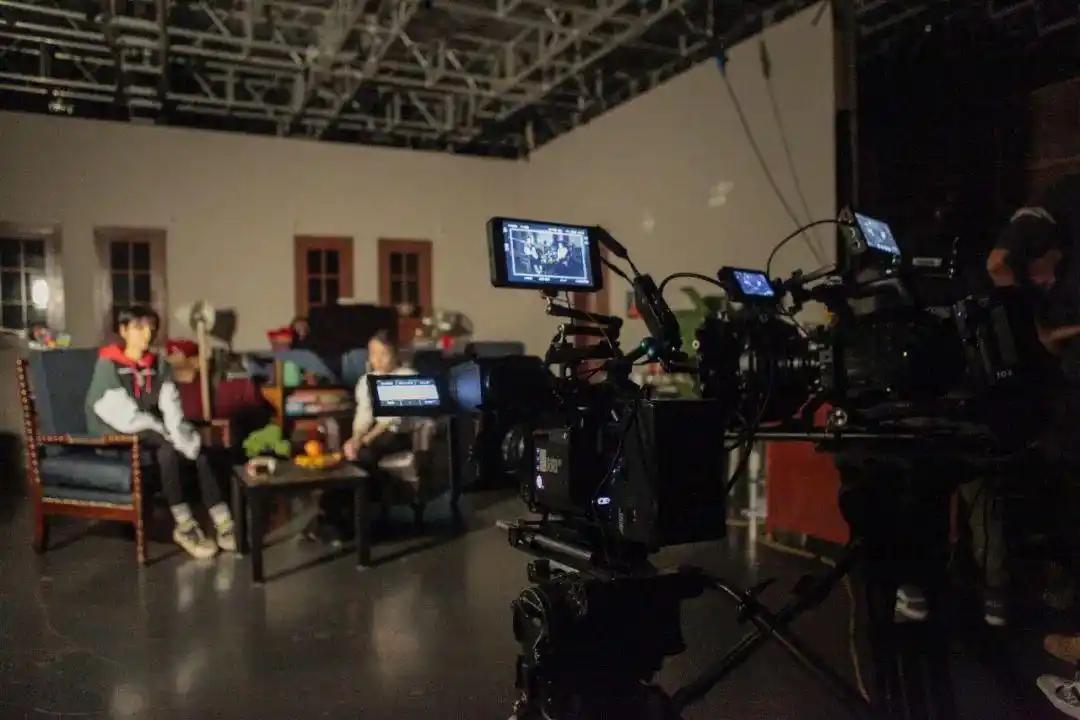 电影摄影师颜代尧在摄影工作坊现场教学