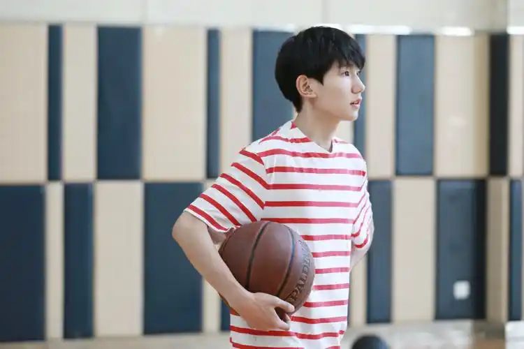 王源《青春旅社》打篮球帅气图片