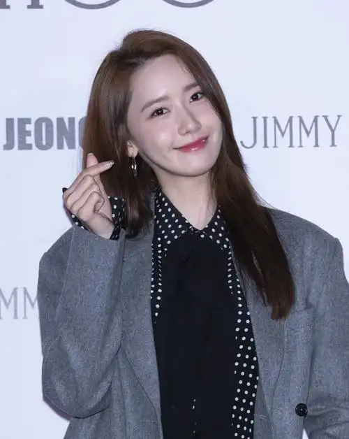 林允儿穿宽松西装套装 波点衬衫 领结,可甜可盐