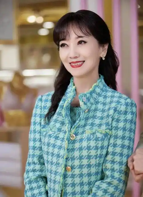 50岁女人,拒绝"大妈感",甩掉老气,照着明星穿01_赵雅芝_时尚_年龄层