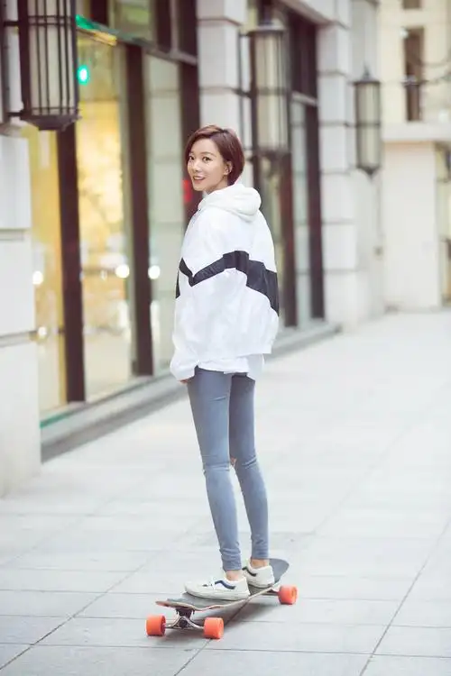 王珞丹滑板出街靓丽吸睛网友滑板女神上线