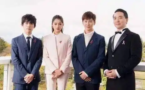 关晓彤同台178易烊千玺,腰线出现神奇一幕,不知该羡慕谁_身高_王俊凯