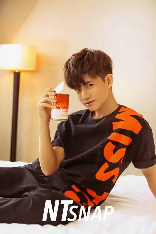 p>任嘉伦,1989年4月11日出生于山东省青岛市,中国内地男演员,歌手.