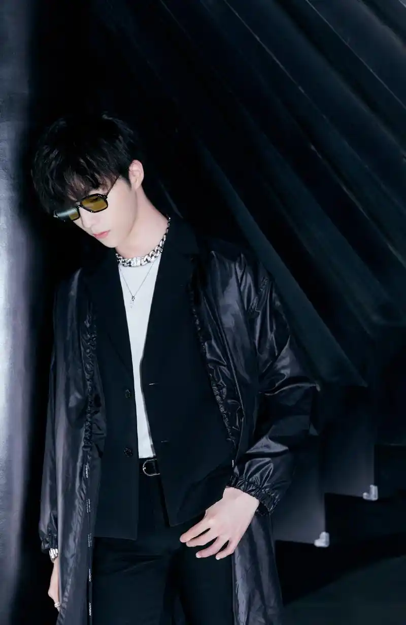 陈立农黑色酷帅洒脱写真图片612