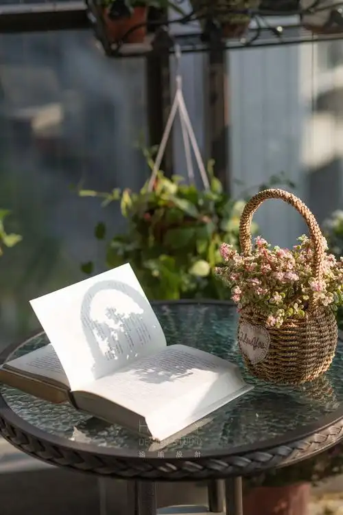 喝茶养花的休闲区,更接近这个城市风景的地方,惬意享受着