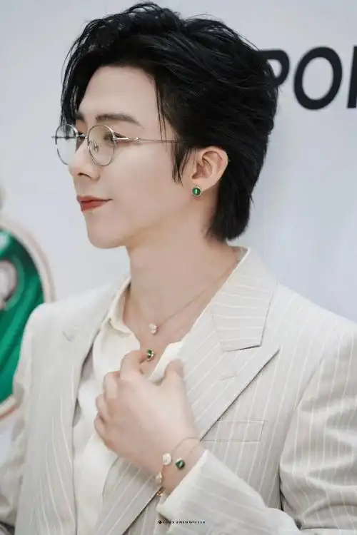 刘宇宁条纹西装