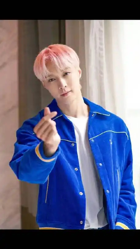 张艺兴粉发蓝衣比心照##娱乐影像力