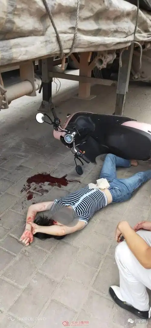 茂名一男一女撞路边车,一个拉走,一个盖白布.