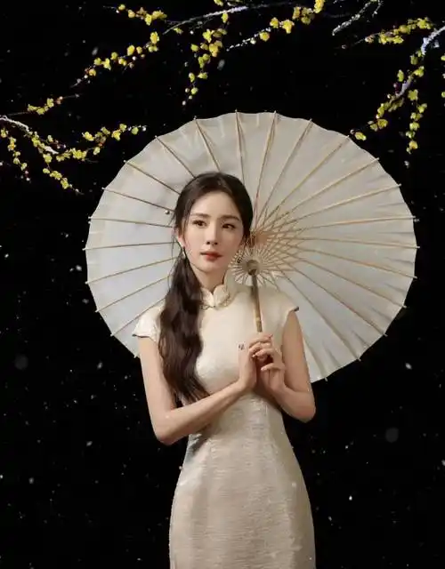 杨幂穿旗袍撑伞 新中式旗袍惊艳全场