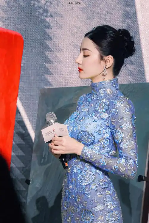 迪丽热巴这款礼服真是什么颜色都好看啊