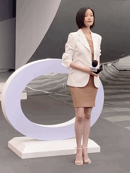 倪妮杭州出席活动造型75针织罗纹绷带裙配以一字带高跟鞋