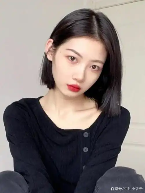 4,50岁的女人别留长发了,今年流行这4种"齐肩发",洋气减龄