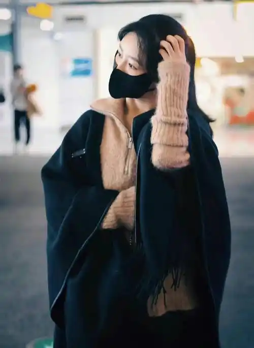 30岁杨紫身穿连帽卫衣搭配大衣现身机场,时尚又优雅!_漂亮_心情_装饰