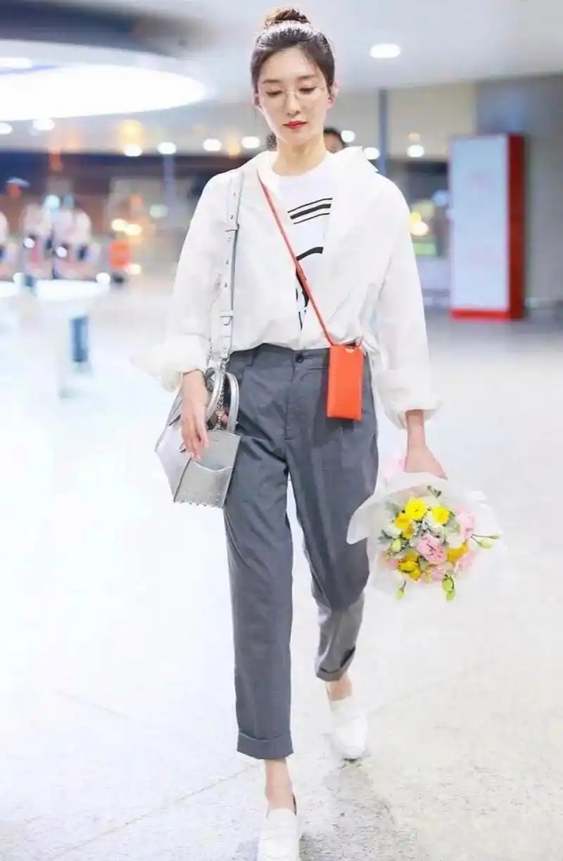 江疏影文艺范十足,眼镜一戴简约又温柔