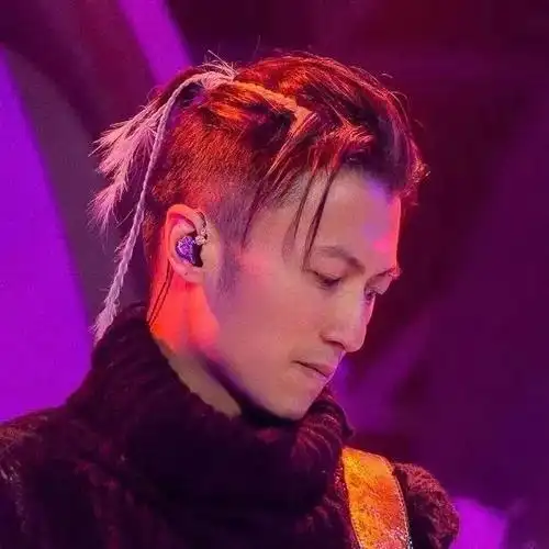 分享一组eason谢霆锋梅艳芳的头像壁纸