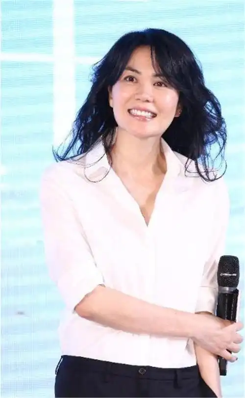 王菲低调拜佛近照,双麻花辫显清纯,网友:李亚鹏看见会后悔吧