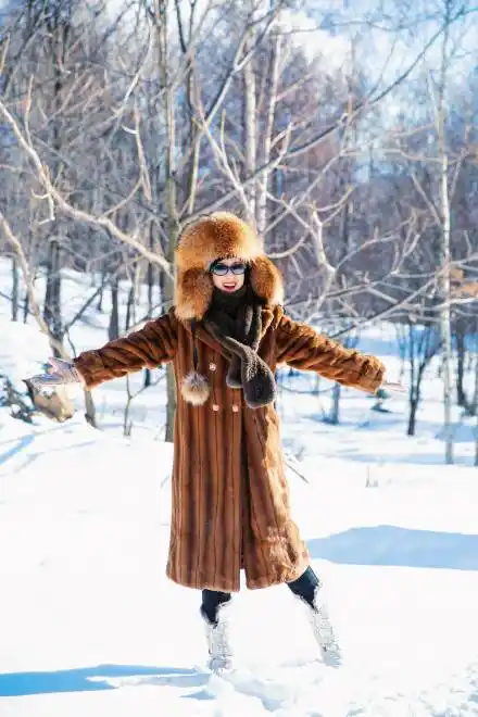 结合羊绒羔搭配,打造出呆萌可爱范除了结合围巾搭配外,赵丽颖选择羊绒