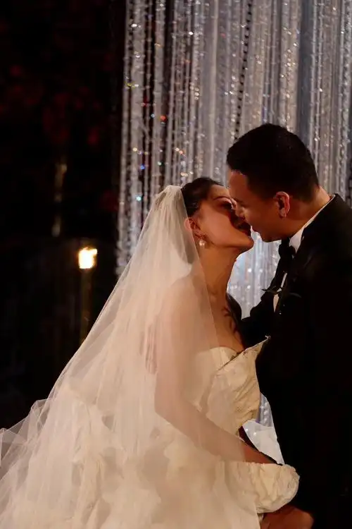 婚礼的伴郎伴娘团里也有很多熟面孔,王传君,于嘉萌↓吉克隽逸,黄雅莉