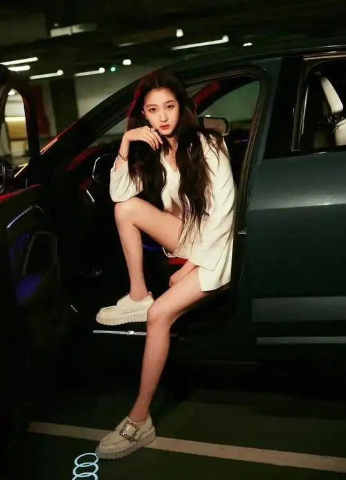 近日,关晓彤工作室发布了一组她身穿西装短裤的时尚造型写真,引起了