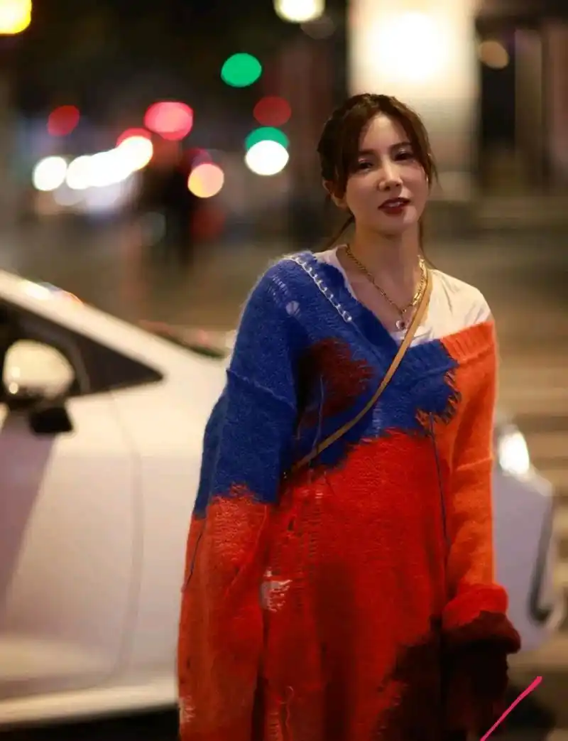 娱记阳阳直接晒出了男演员黄景瑜和前妻王雨馨的结婚证和离婚证,称