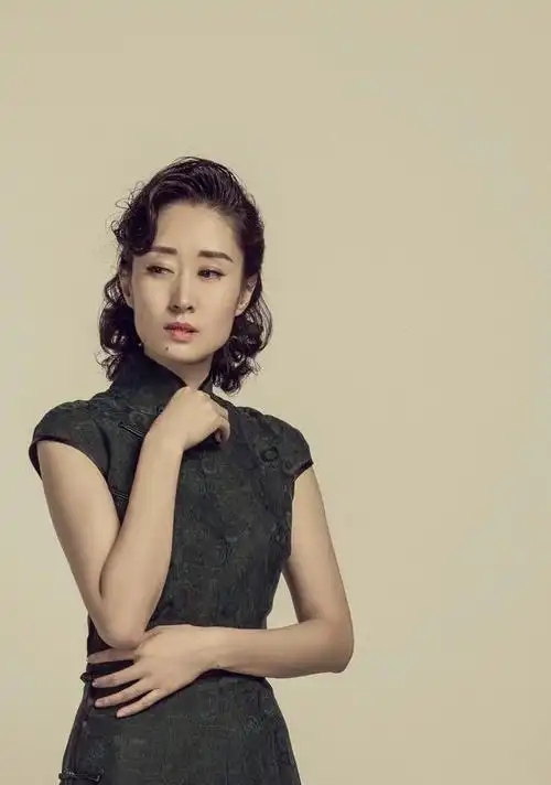 刘敏涛高调起来艳压群芳穿墨绿色露背上衣亮相自带高级感真美