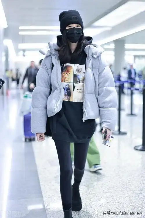 奚梦瑶现身上海机场棉服搭配连帽卫衣时髦慵懒