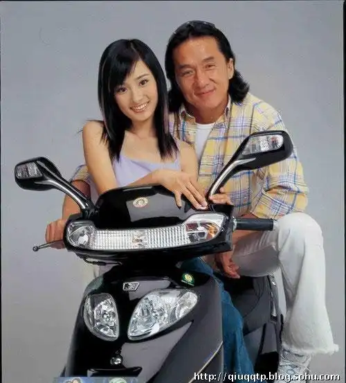 杨幂未走红前罕见照曝光 与成龙亲密合影