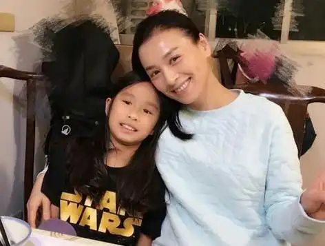 张庭前脚夸完女儿漂亮丈夫前妻后脚炫耀孩子颜值差距很明显