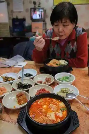 为什么韩国人吃饭不准把碗端起来啊?