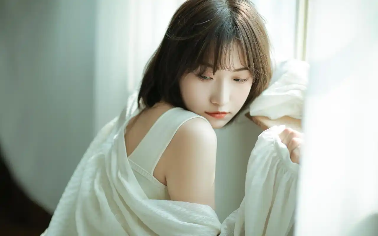 短发美女优雅性感高清桌面壁纸