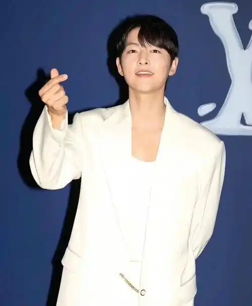 宋仲基展示lv大秀实力吸睛,白袜半身裙这是什么造型?_时尚_白色_袜子