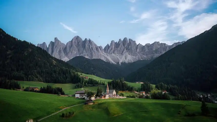 2k 阿尔卑斯山 小镇 乡村 教堂 房子 风景 壁纸 电脑高清大图预览1920