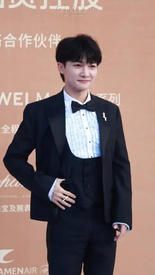 周深好像穿燕尾服的杰瑞