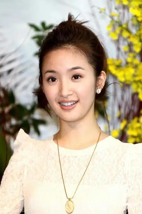 组图:林依晨化身娇俏花仙子 白衣出镜温婉可人