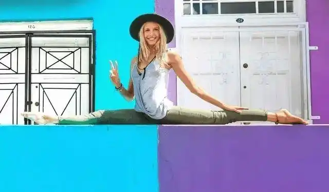 劈腿女神一字马动作传遍网络大长腿引人注意柔韧度惊人